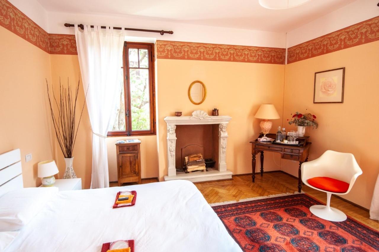 Bed and Breakfast Il Motto Di Tommy Castelveccana Exterior foto